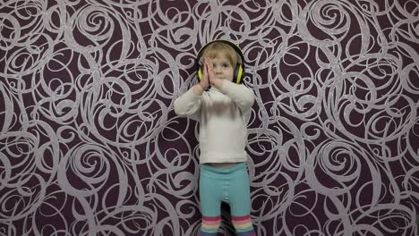 Un-Niño-Feliz-Saltando-Y-Bailando-En-El-Sofá-Y-Escuchando-Música-Con-Auriculares