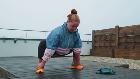 Fittes-Mädchen-Macht-Workout-Cardio-Trainingsübungen-Im-Freien,-Macht-Yoga-Stretching-Übungen-Auf-Dem-Dach
