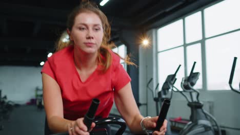 Frau-Führt-Aerobes-Ausdauertraining,-Cardio-Training-Auf-Den-Simulatoren-Und-Fahrradtraining-Durch