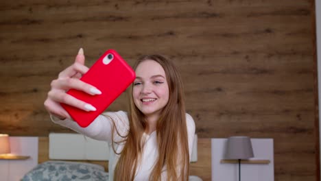 Junge-Bloggerin-Posiert-Und-Macht-Selfie-Fotos-Mit-Dem-Mobiltelefon-Für-Soziale-Medien-Im-Bett-Zu-Hause