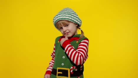Kind,-Mädchen-Im-Weihnachtselfenkostüm-Als-Weihnachtsmannhelfer-Mit-Daumen-Nach-Oben-Geste.-Neujahrsferien