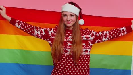Mädchen-Im-Weihnachtspullover-Posiert-Mit-Regenbogenfahne-Und-Feiert-Parade-Der-Toleranz-Gleichgeschlechtlicher-Ehen
