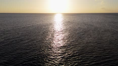 Wunderschöner-Sonnenstrahl,-Der-Sich-Bei-Sonnenuntergang-über-Die-Wellen-Des-Ozeans-Ausbreitet,-Hauptsächlich-Wasser