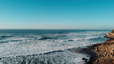 Luftdrohnenaufnahme-Der-Küste-In-Portugal-Mit-Tiefblauem-Himmel