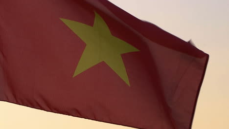 Bandera-De-Vietnam-Ondeando-Sobre-El-Cielo-Del-Atardecer.