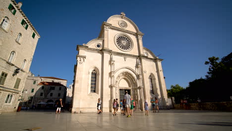 La-Gente-En-La-Catedral-De-Santiago-En-Sibenik,-Croacia