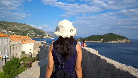 Menschen-Gehen-Auf-Der-Mauer-Der-Altstadt-Von-Dubrovnik,-Kroatien
