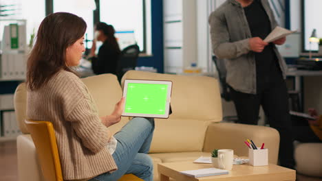 Rückansicht-Einer-Geschäftsfrau,-Die-Auf-Der-Couch-Sitzt-Und-Ein-Tablet-Mit-Grünem-Bildschirm-Verwendet