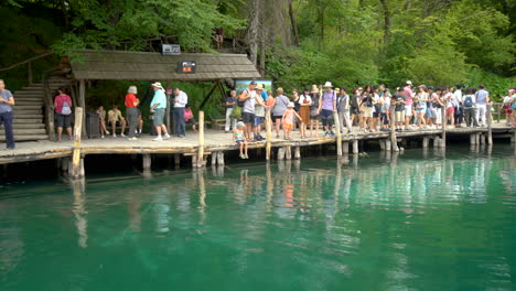 Tourists-Travel-in-Plitvice-Lakes,-Croatia