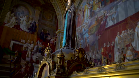 Estatua-De-María-En-Los-Museos-Vaticanos,-Roma,-Italia
