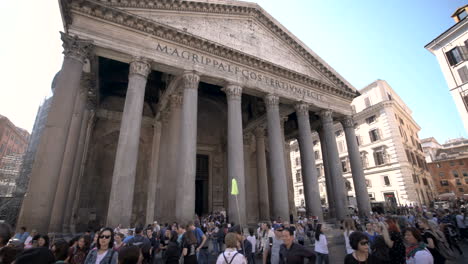 Los-Turistas-Visitan-El-Panteón-En-Roma,-Italia.