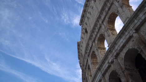 Vista-De-Cerca-Del-Coliseo-De-Roma-En-Roma,-Italia