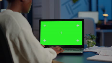 Schwarzer-Freiberufler-Sucht-Mit-Laptop-Mit-Grünem-Bildschirm