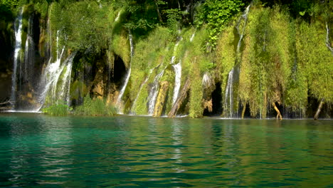 Cascada-En-Los-Lagos-De-Plitvice,-Croacia.