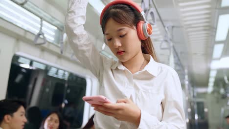 Mujer-Joven,-Utilizar,-Teléfono-Móvil,-En,-Tren-Público