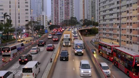 Die-Geschäftige-Stadtlandschaft-Hongkongs-Ist-Von-Starkem-Verkehr-Geprägt