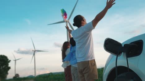 Konzept-Einer-Progressiven,-Glücklichen-Familie-Im-Windpark-Mit-Elektrofahrzeug.
