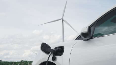 Fortschrittliche-Kombination-Aus-Elektroauto,-Ladestation-Und-Windkraftanlage.