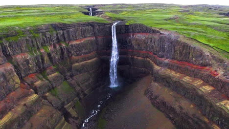 Drohnen-Luftaufnahmen-Des-Aldeyjarfoss-Wasserfalls-In-Nordisland.