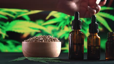 CBD-Öl-Mit-Handdruckpipette-Fällt-In-Eine-Flasche-Mit-Legalisiertem-Cannabisöl.
