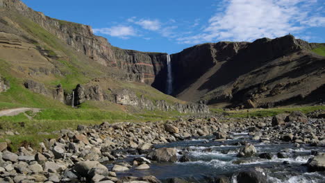Wunderschöner-Hengifoss-Wasserfall-Im-Osten-Islands.