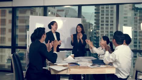 Empresarios-Asiáticos-Exitosos-Celebran-El-éxito-Del-Proyecto-En-Una-Reunión-Grupal.