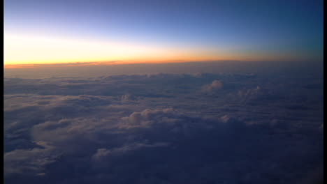 Sonnenuntergang-Vom-Aussichtspunkt-Aus-Dem-Flugzeugpassagierfenster.