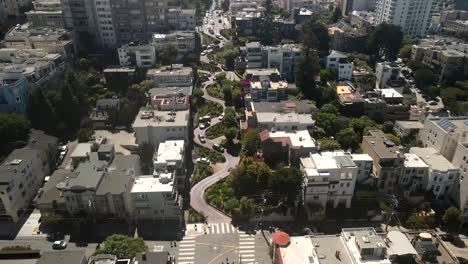 Drohnen-,-Luft--Und-Filmaufnahmen-Der-Häuser-In-San-Francisco-Mit-Der-Schlangenartigen-Straße-In-Der-Mitte-Und-Den-Fahrenden-Fahrzeugen