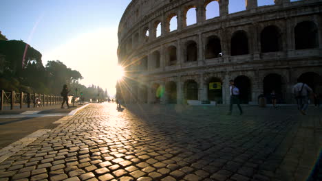 Concurrida-Calle-Frente-Al-Coliseo-En-Roma,-Italia