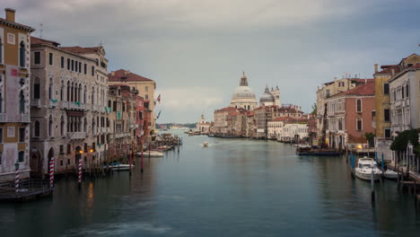 Lapso-De-Tiempo-Del-Horizonte-Del-Gran-Canal-De-Venecia-En-Italia