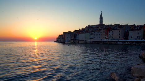 Sonnenuntergang-In-Rovinj,-Kroatien-Im-Panoramablick