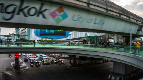 Bewegungsunscharfer-Hyperlapse-Von-Menschen-In-Bangkok.