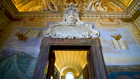 Escultura-Del-Techo-En-Los-Museos-Vaticanos