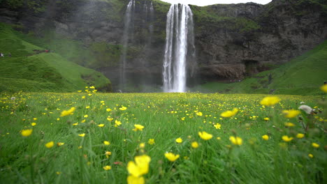 Magischer-Wasserfall-Seljalandsfoss-In-Island.