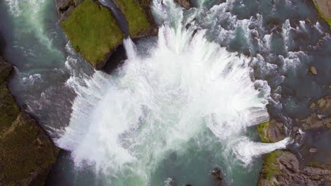Drohnen-Luftaufnahmen-Des-Godafoss-Wasserfalls-In-Nordisland.