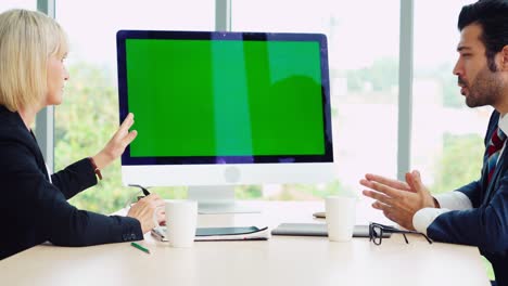 Geschäftsleute-Im-Konferenzraum-Mit-Grünem-Bildschirm