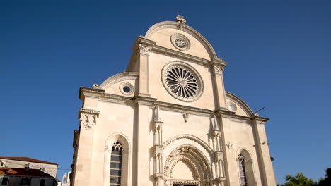 La-Gente-En-La-Catedral-De-Santiago-En-Sibenik,-Croacia