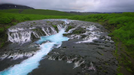 Drohnen-Luftaufnahme-Des-Bruarfoss-Wasserfalls-In-Brekkuskogur,-Island.