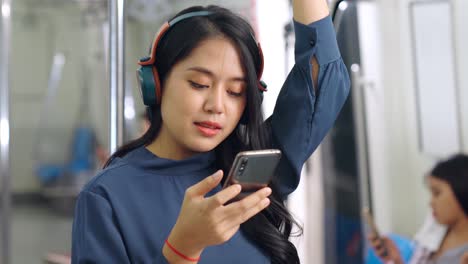 Junge-Frau-Benutzt-Mobiltelefon-Im-öffentlichen-Zug