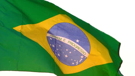 Bandera-De-Brasil-Ondeando-Sobre-Fondo-Blanco.