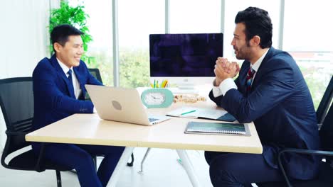Zwei-Geschäftsleute-Sprechen-Im-Büro-über-Projektstrategie