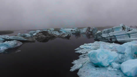 Vista-Aérea-De-Drones-De-Icebergs-En-La-Laguna-Glaciar-Jokulsarlon-En-Islandia.