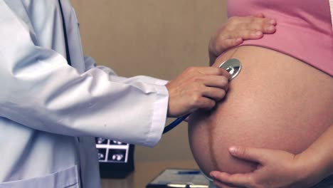 Mujer-Embarazada-Y-Médico-Ginecólogo-En-El-Hospital