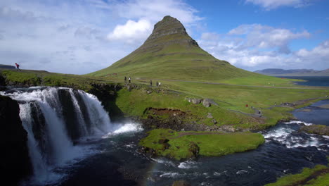 Paisaje-Montañoso-De-Kirkjufell-En-El-Verano-De-Islandia.