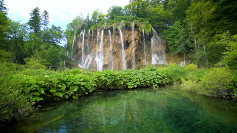 Waterfall-in-Plitvice-Lakes,-Croatia.