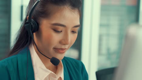 Geschäftsfrau-Mit-Headset,-Die-Aktiv-Im-Büro-Arbeitet
