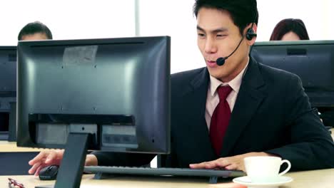 Geschäftsleute-Mit-Headset,-Die-Im-Büro-Arbeiten