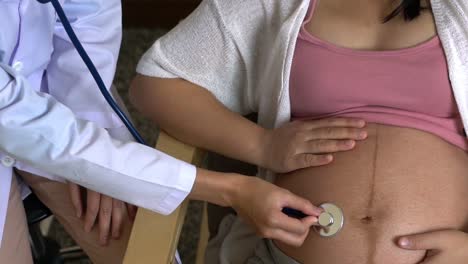 Schwangere-Frau-Und-Gynäkologe-Im-Krankenhaus