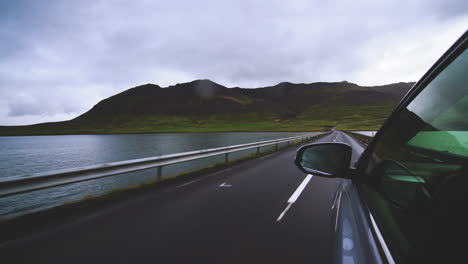 Touristische-Reise-Einer-Frau-Mit-Einem-SUV-Auto-In-Island.