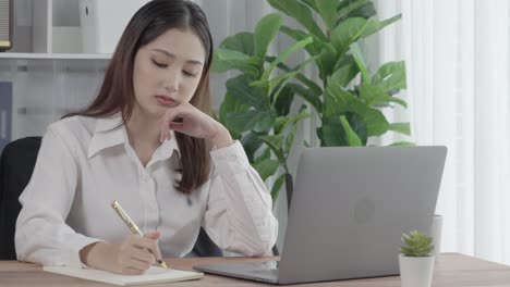 Mujer-De-Negocios-Entusiasta-Trabajando-Y-Escribiendo-Una-Computadora-Portátil-En-La-Oficina.